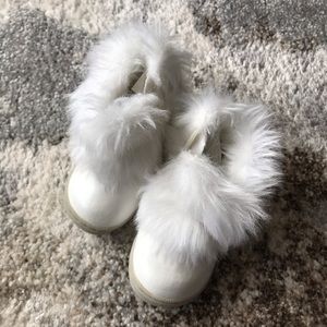 Oshkosh fuzzy infant boots